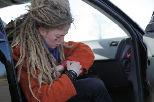 Lenaig präpariert ihre Armbänder