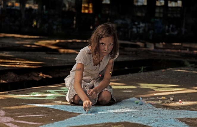 11 1556 Nessa auf Kien misstrauisch