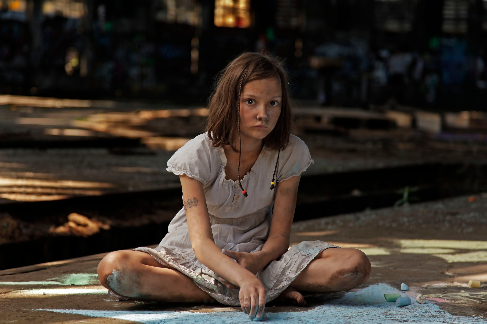 13 1563 Nessa Schneidersitz aufmerksam