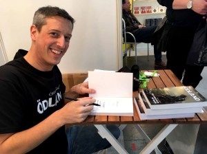 10-03-22 vor Stand Bücher signieren