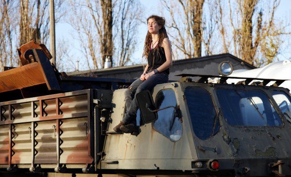 18-11-29 Mega auf Schwimmpanzer Beine baumeln Nah