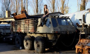 18-11-29 Mega auf Schwimmpanzer Beine baumeln Totale KLEIN