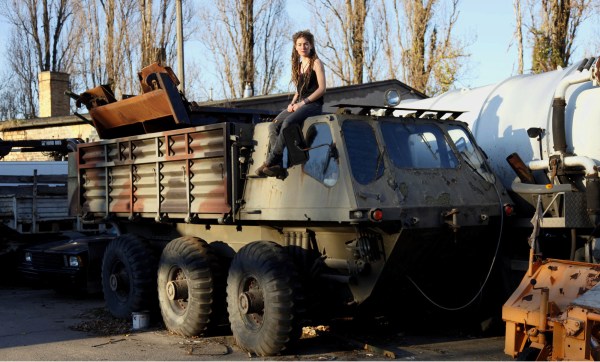 18-11-29 Mega auf Schwimmpanzer Beine baumeln Totale KLEIN