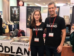 19-11-28 Clara & Zac vor Stand BEARB